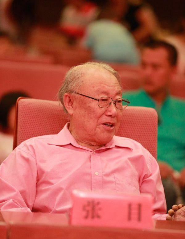 张目出席活动