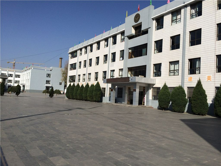 青年街小学校园.jpeg