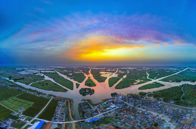 2021年5月5日，晚霞中的江苏省盐城市九龙口国家湿地公园。