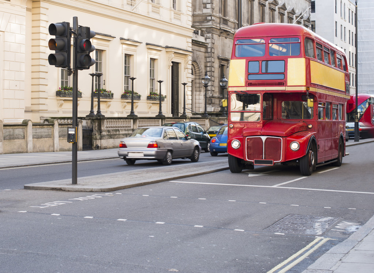 伦敦的红色复古巴士。Red vintage bus in London.