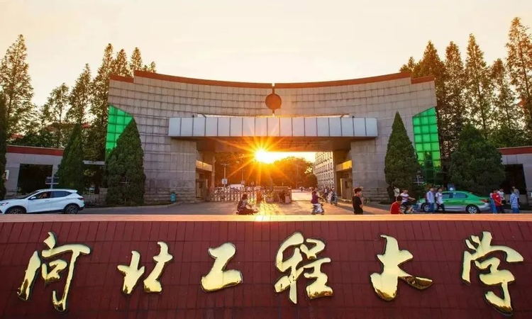 学校门口.jpeg