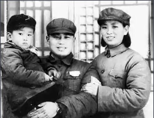 王近山及其家人.jpeg