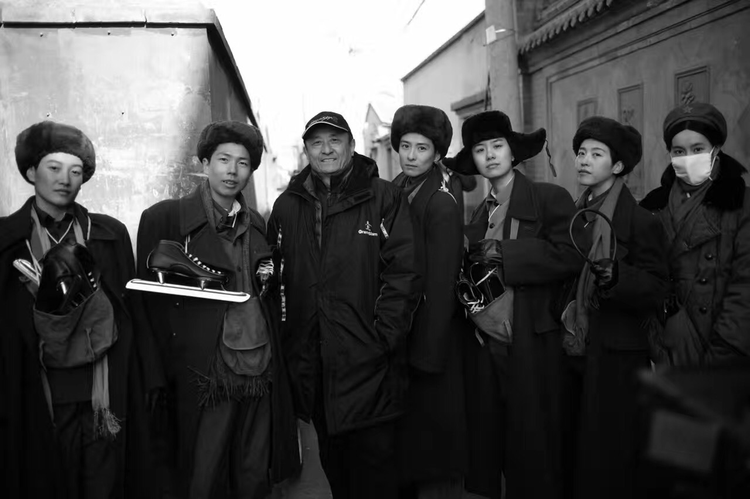 叶京（左三）在电视剧《与青春有关的日子》片场与众演员合照.jpeg
