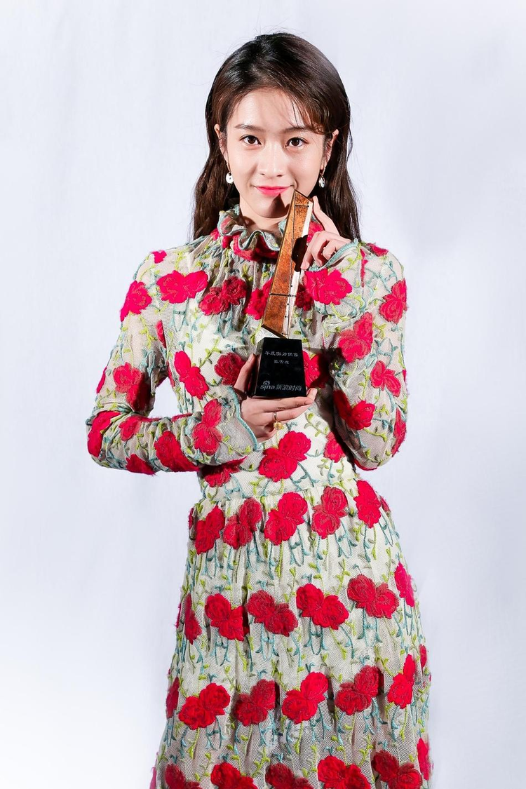 张雪迎荣获2017风格大赏年度实力偶像奖.png