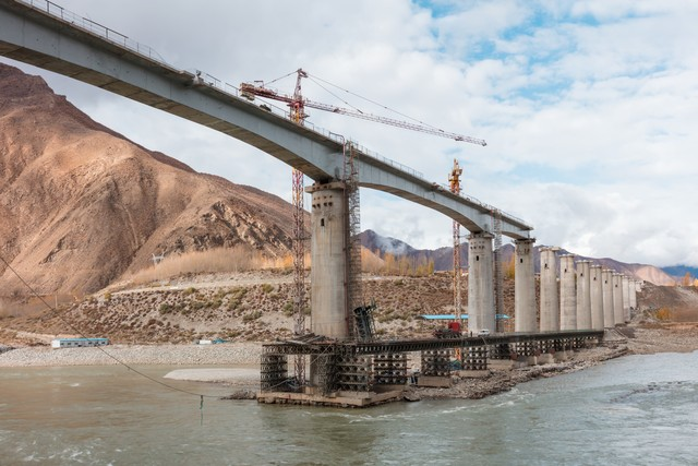 川藏铁路，西藏林芝-拉萨建设中的桥梁，山南加查县段，下面是雅鲁藏布江，拍摄于2019年11月。