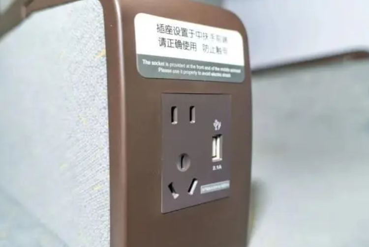 CR200J-C型复兴号动力集中型动车组