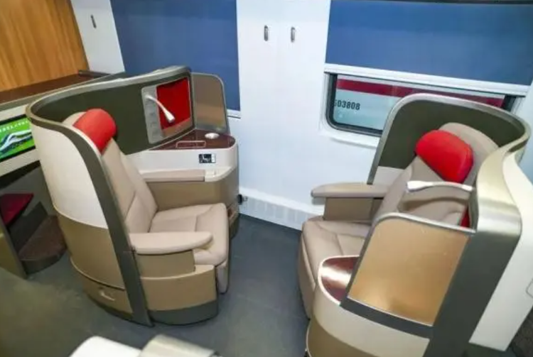 CR200J-C型复兴号动力集中型动车组