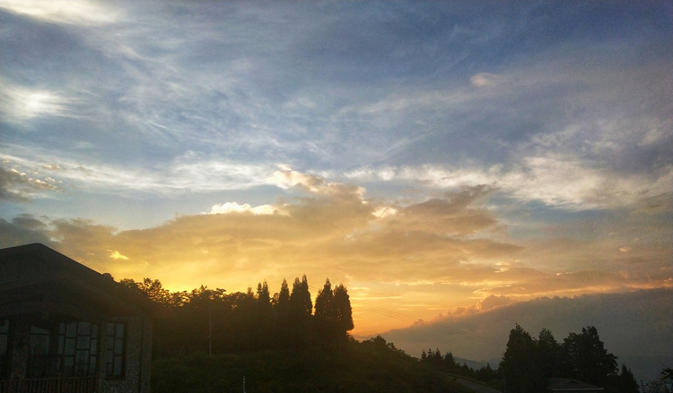 重庆摩围山的晚霞和森林