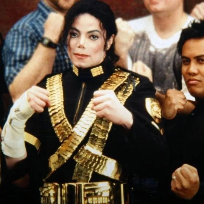 michael-jackson-wearing-dangerous-tour-jacket-in-2000-v0-95wgmrwatu391.png