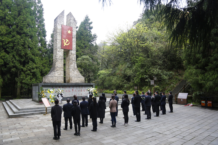 贵州：清明节前祭先烈