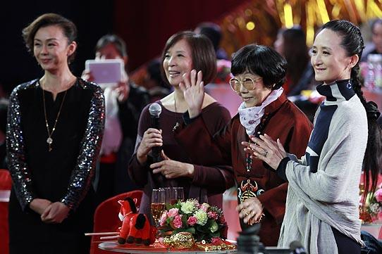 李宁（左一）于2014年春节