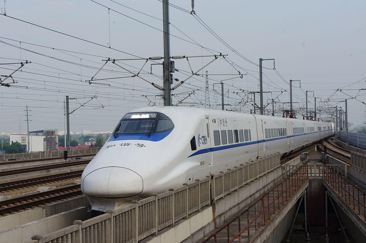 统型CRH2A头型，原司机室的门被小窗替代