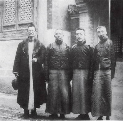 1920年，蒋梦麟、蔡元培、胡适、李大钊（由左至右）在小院门口合影.png