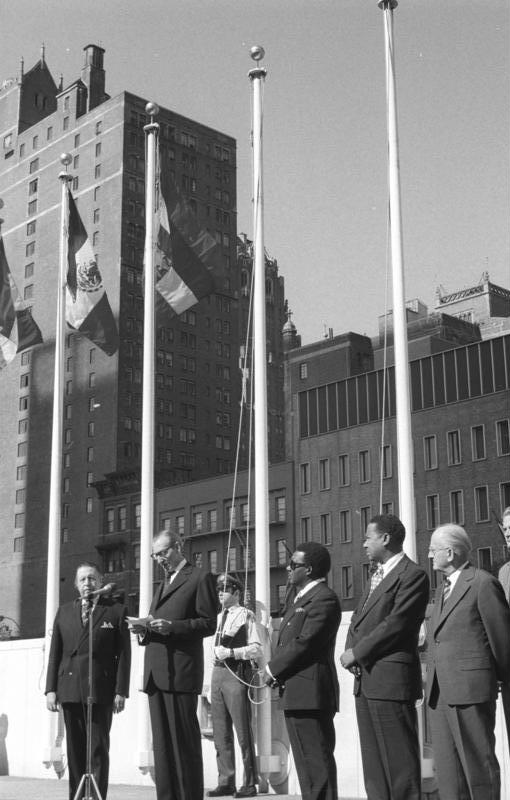Bundesarchiv_Bild_183-M0925-314,_Aufnahme_der_DDR_in_die_UNO.jpeg