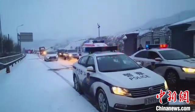 晋冀省界300多辆车因雪滞留 交警紧急带道护送