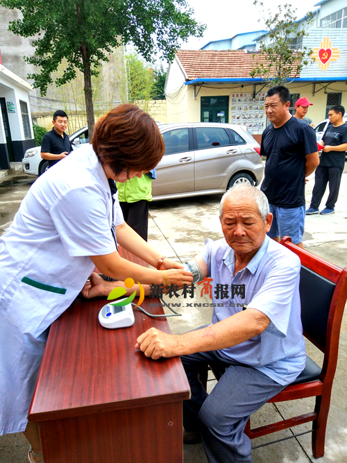 ​山东平邑扶贫办“手牵手”到社区开展志愿服务活动