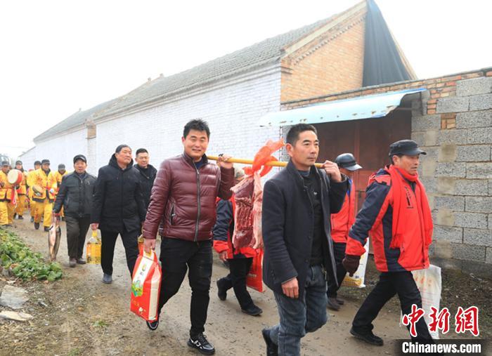 江苏睢宁新民风新鲜事：送“教子有方”奖牌到好媳妇娘家
