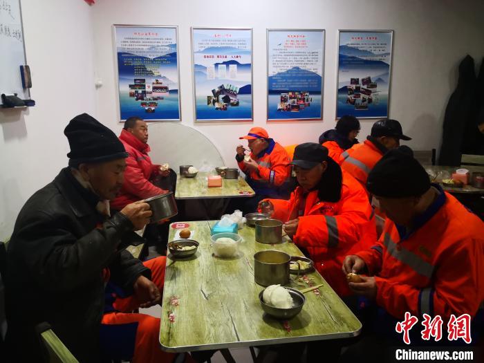 河北一暖心粥屋的坚守：寒冷的冬抵不过清晨的粥