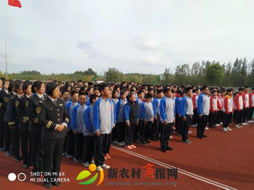 交运校车公司与胶州市第22中学举行校车应急逃生演练