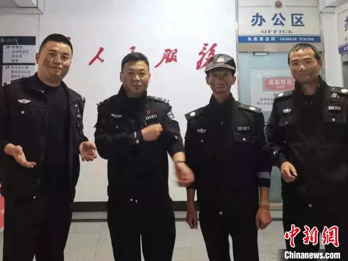 14分钟两度冲进火场 宁海警方救下九旬瘫痪老人