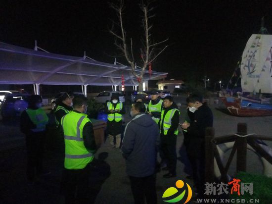 红翼红十字应急救援队员在同三高速黄岛服务区工作2.jpg