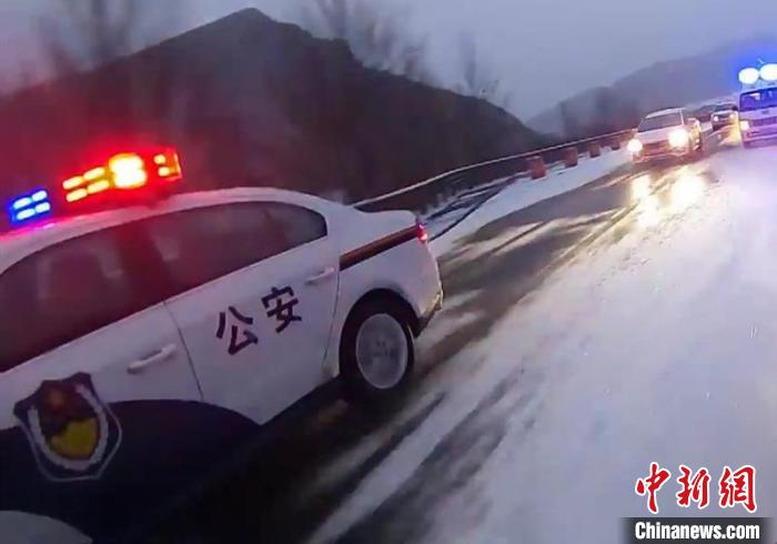 晋冀省界300多辆车因雪滞留 交警紧急带道护送