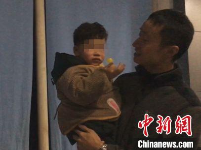 警民冬夜接力护航3岁幼童回家 “萌娃”连送飞吻示谢