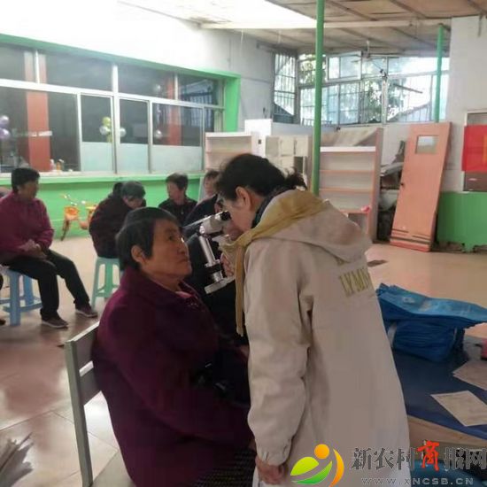 隐珠街道：东楼二居开展60岁以上老年人眼病免费筛查活动