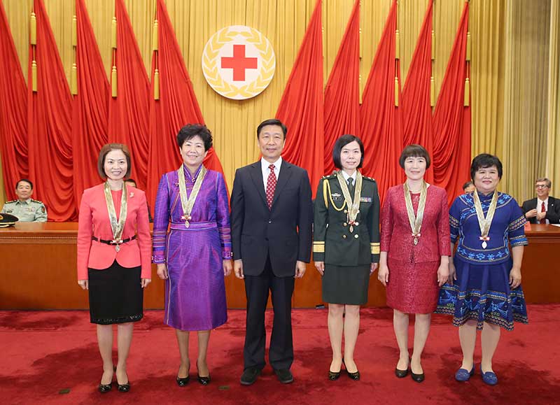 7-2015年，时任国家副主席中国红十字会名誉会长李源潮为获得第45届南丁格尔奖的5名获奖者颁发奖章（右二为宋静）.jpg