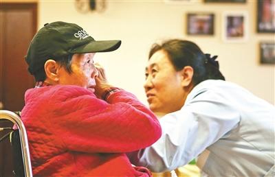 走近养老院中的阿尔茨海默病患者：老小孩儿(图)