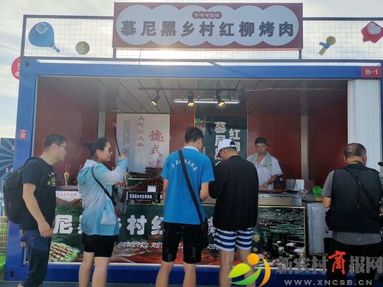 青岛西海岸新区金沙滩啤酒城内的”知味啤酒城“中的摊位前游客络绎（李涛） (3).jpg