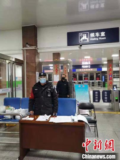 一个火车站特警的鼠年春节：“虽然人少但操心更多”