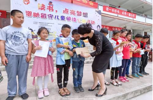 爱无价，读书点亮梦想：胡静女士携富迪慈善基金会资助留守儿童阅读