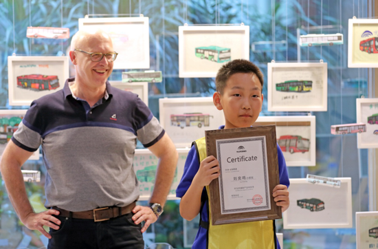 12岁男孩痴迷公交车10年 “六一儿童节”宇通为他圆梦