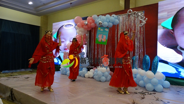 “初心百岁”唱红歌 胶州这家人的喜宴有点“潮”