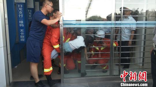 7岁女孩头部被夹进自动玻璃门 消防巧妙扩张玻璃解救
