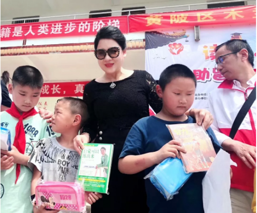 爱无价，读书点亮梦想：胡静女士携富迪慈善基金会资助留守儿童阅读