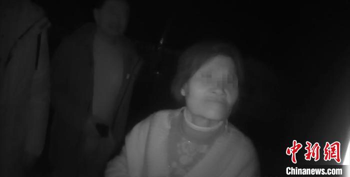 念子心切 七旬老媪滴水未进徒步30公里欲赴广州寻子