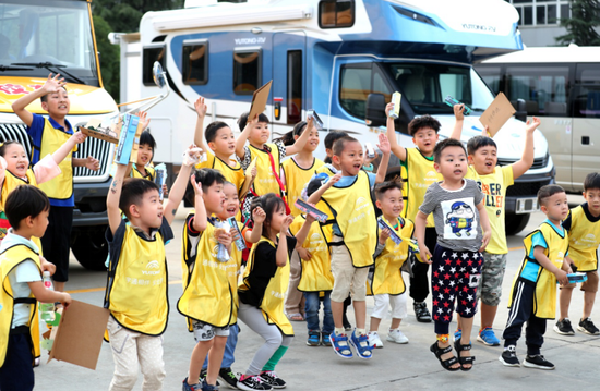 12岁男孩痴迷公交车10年 “六一儿童节”宇通为他圆梦