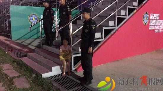 金沙滩啤酒城安保队员守护走丢孩子1.jpg