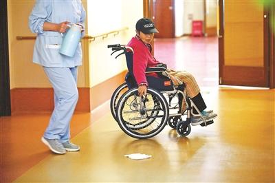 走近养老院中的阿尔茨海默病患者：老小孩儿(图)