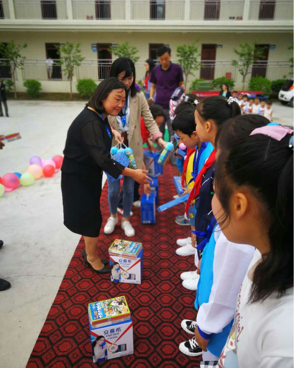 巴州区水宁寺镇斯连小学：困境儿童获捐助