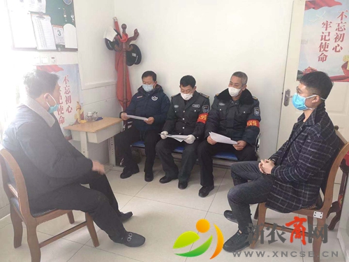李文飞对门卫进行“防疫情进入流程”培训.jpg