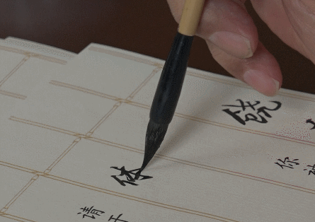十余位老教授毛笔手写4500份录取通知书 网友：感动