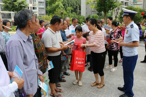 消防宣传进小区 群众齐学“防火经”