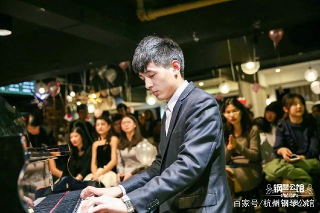 这家钢琴公馆不简单，钢琴九级露一手~
