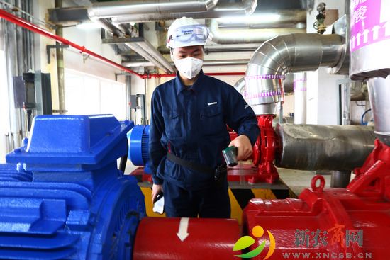 海湾化学氯碱厂员工进行设备巡检.jpg