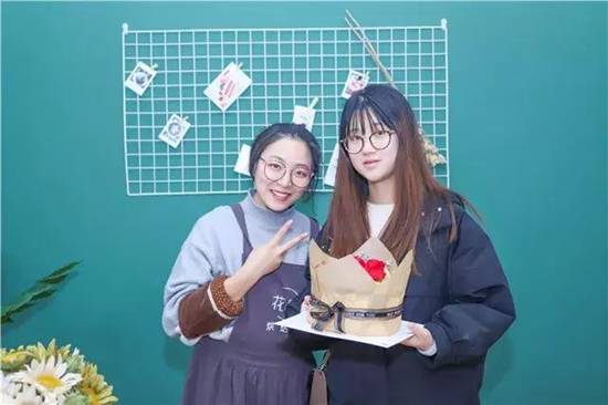 学员创业丨当鲜花遇见烘焙，她走上自己的西点路