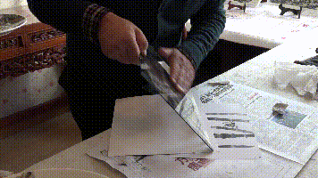 他作画用手不用笔 每一幅作品都有家乡的“泥土味”