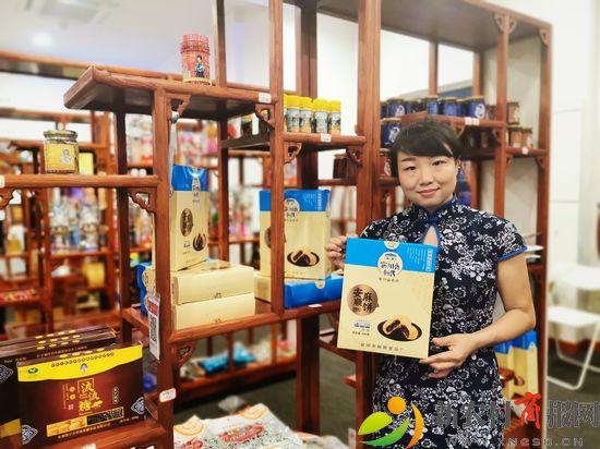 安顺农特产品走进青岛西海岸新区金沙滩啤酒城（李涛） (1).jpg